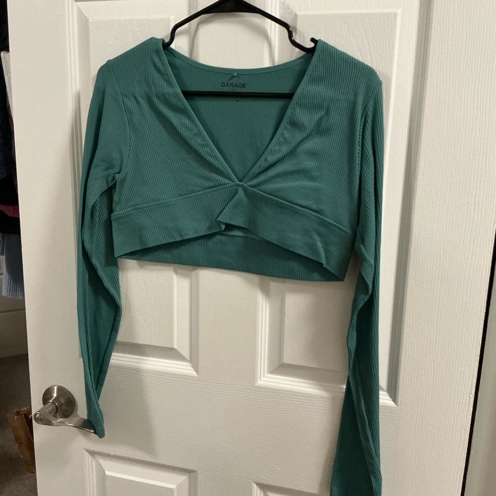 Long sleeve top.